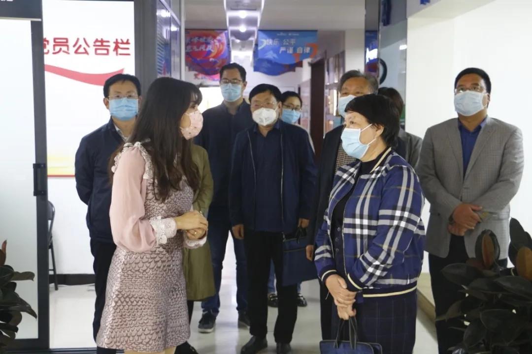 市人大財(cái)經(jīng)委員會(huì)副主任委員、市人大常委會(huì)財(cái)經(jīng)工委主任 衛(wèi)華平一行蒞臨洛陽青峰進(jìn)行復(fù)工復(fù)產(chǎn)情況工作指導(dǎo)！
